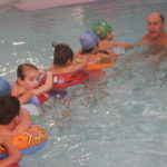 aula de natação para crianças de 3 à 5 anos
